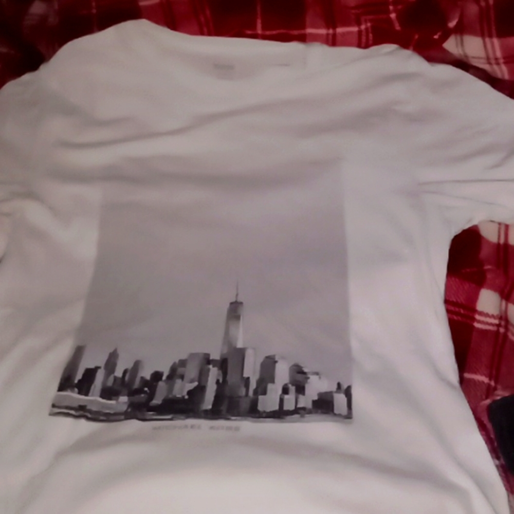 Like New Michael Kors City Skyline Tee Size XL retails for $35